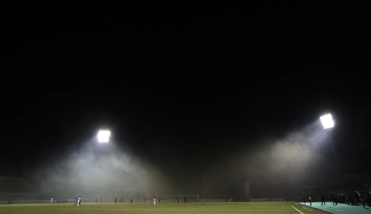 Tampak asap smoke bomb memasuki area lapangan saat laga Arema FC melawan Persita Tangerang pada laga Piala Indonesia 2019 di Stadion Sport Center Kelapa Dua, Tangerang, Minggu (3/2). Arema FC menang 3-0 atas Persita. (Bola.com/M Iqbal Ichsan)