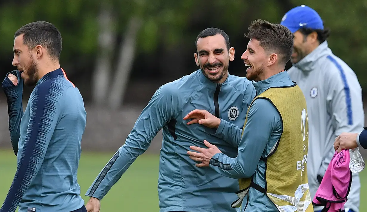 Gelandang Chelsea, Eden Hazard, bek Davide Zappacosta dan gelandang Jorginho mengikuti latihan tim di Stoke D'Abernon, London (8/5/2019). Chelsea akan bertanding melawan Eintracht Frankfurt pada leg kedua babak semifinal Liga Europa di stadion Stamford Bridge. (AFP Photo/Ben Stansall)