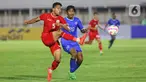 Pemain belakang timnas Indonesia U-20, Muhammad Alfharezzi Buffon (kiri) berebut bola dengan Muzdhan Hassan (Maladewa) pada pertandingan kualifikasi Piala Asia U-20 grup F di Stadion Madya, Kompleks Gelora Bung Karno, Jakarta, Rabu (25/9/2024). (Liputan6.com/Angga Yuniar)