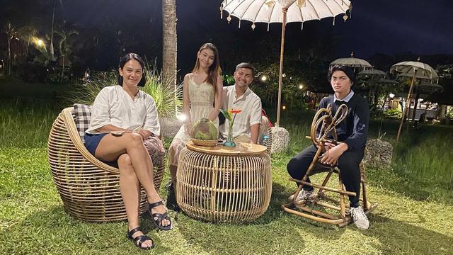 6 Potret Hangat Anjasmara dan Dian Nitami Bersama Dua Anaknya, Harmonis Banget