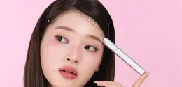Tampil manis tanpa full makeup, cukup tonjolkan tatapan mata dan bibir yang lembap untuk kesan romantis seharian. [Dok/barenbliss].