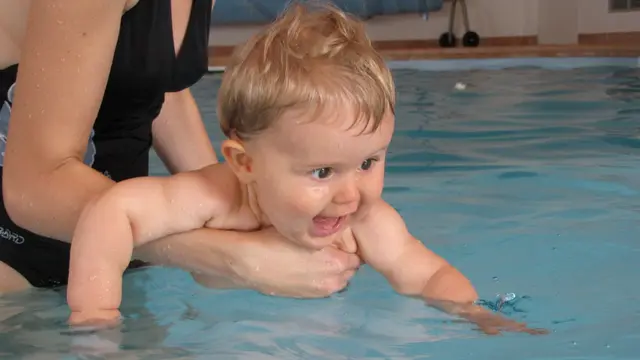 Ilustrasi bayi berenang
