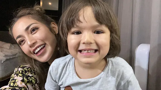 6 Potret Kebersamaan Jessica Iskandar dan El Barack, Selalu Ada untuk Sang Mama