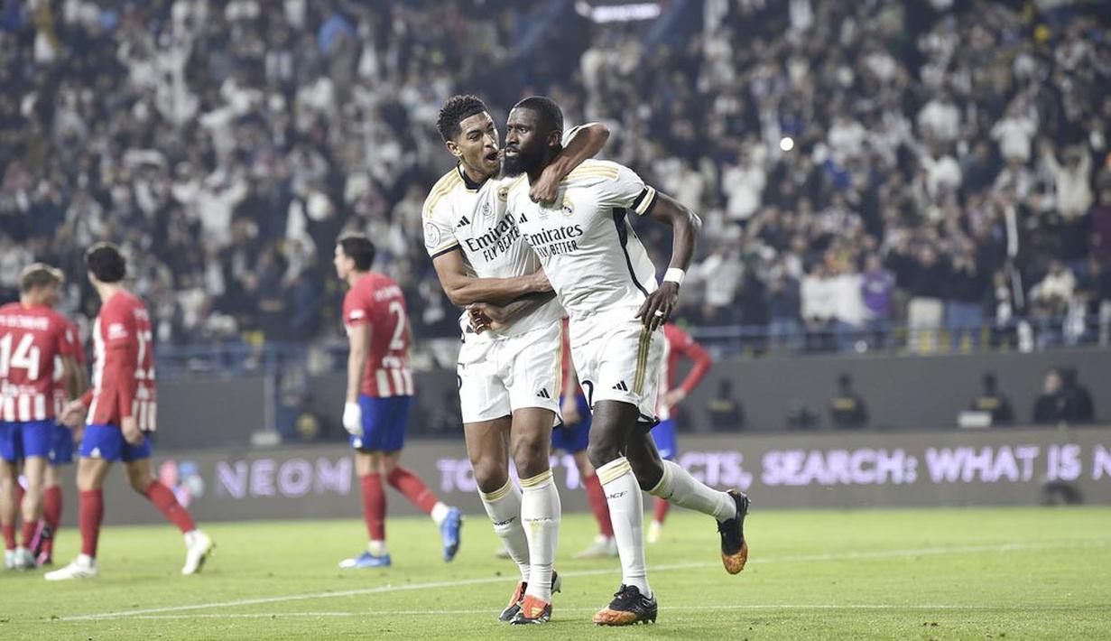 Pemain Real Madrid merayakan gol ke gawang Atletico Madrid pada laga semifinal Supercopa de Espana 2023/2024 yang digelar di Al-Awwal Park, Riyadh, Kamis (11/1/2024). Berkat hasil ini, Real Madrid berhak melaju ke partai final untuk menghadapi pemenang laga Barcelona vs Osasuna. (AP Photo)