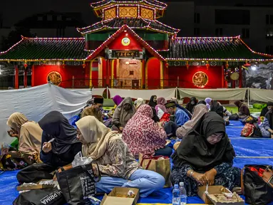 Umat Muslim menikmati sajian berbuka puasa saat bulan suci Ramadan di Masjid Muhammad Cheng Hoo, Surabaya pada Kamis 6 Maret 2025. (Juni KRISWANTO/AFP)