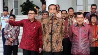 Presiden Joko Widodo (tengah) saat memberikan keterangan pada wartawan di Istana Bogor, Jum'at (13/2/2015). Presiden Joko Widodo memberikan pernyataan seputar isu pelantikan Komjen Budi Gunawan menjadi Kapolri. (Liputan6.com/Faizal Fanani)