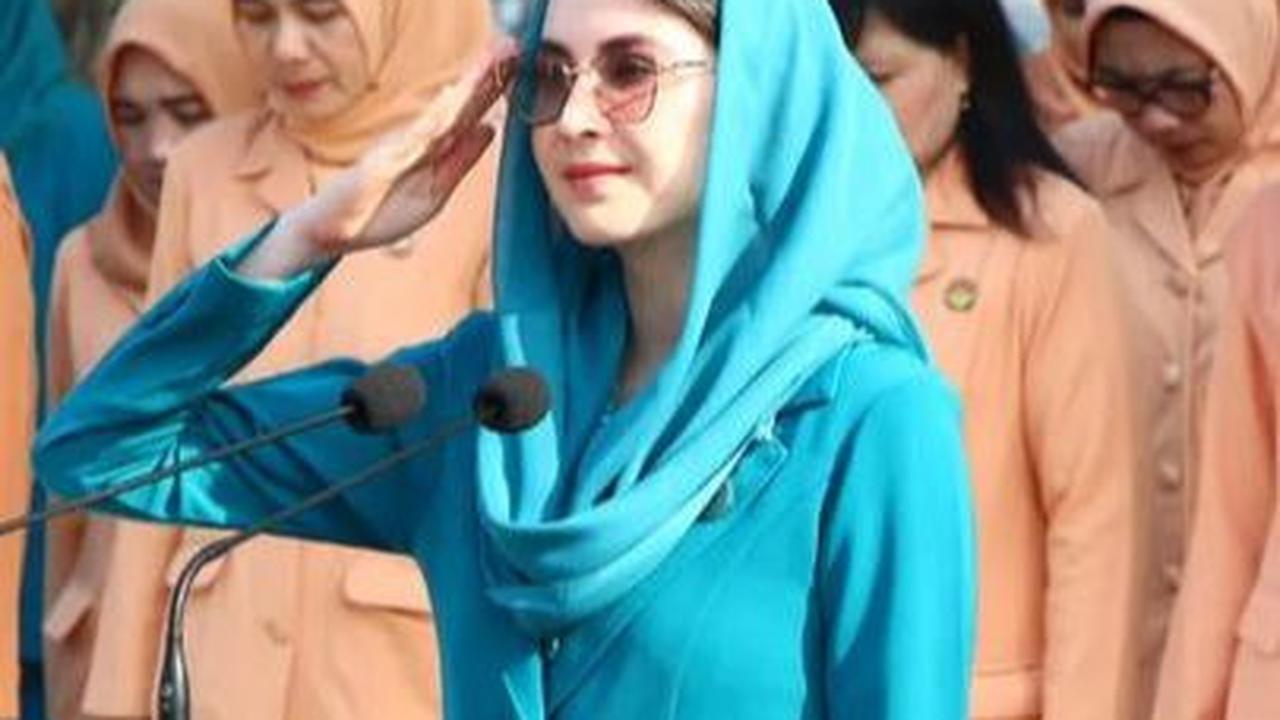 Foto-Foto Arumi Bachsin Sebagai Inspektur Upacara, Gaya Hijabnya jadi Sorotan Netizen