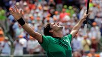 Roger Federer melakukan selebrasi usai memenangkan pertandingan pada final Miami Terbuka di Crandon Park, Florida (2/4). Federer menundukkan rival lamanya, Rafael Nadal dua set langsung 6-3, 6-4. (AP Photo/Lynne Sladky)