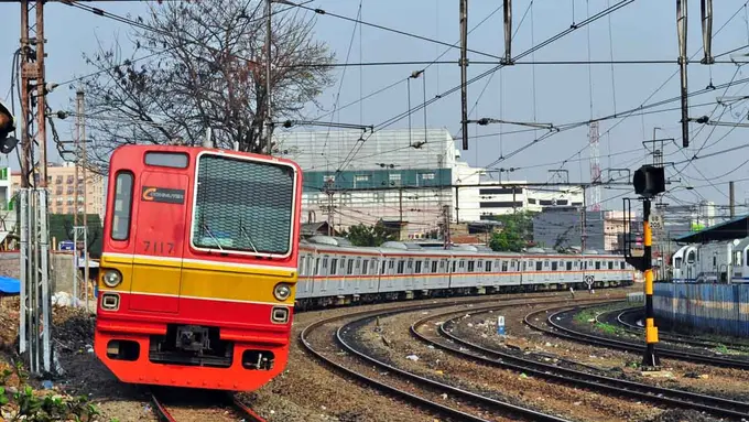 Alasan Orang Pilih Naik Kereta Api Commuter Line