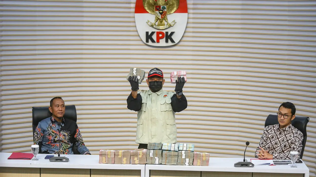 Petugas menunjukkan barang bukti uang hasil OTT kepala daerah