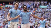 Pemain Manchester City, Ilkay Gundogan (kanan) merayakan gol yang dicetaknya ke gawang Manchester United pada final Piala FA 2022/2023 di Stadion Wembley, Sabtu (3/6/2023) malam WIB. (AP Photo/Dave Thompson)