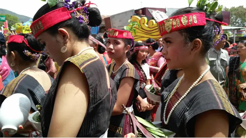 Memukau, Parade Ulos Terpanjang di Karnaval Pesona Danau Toba