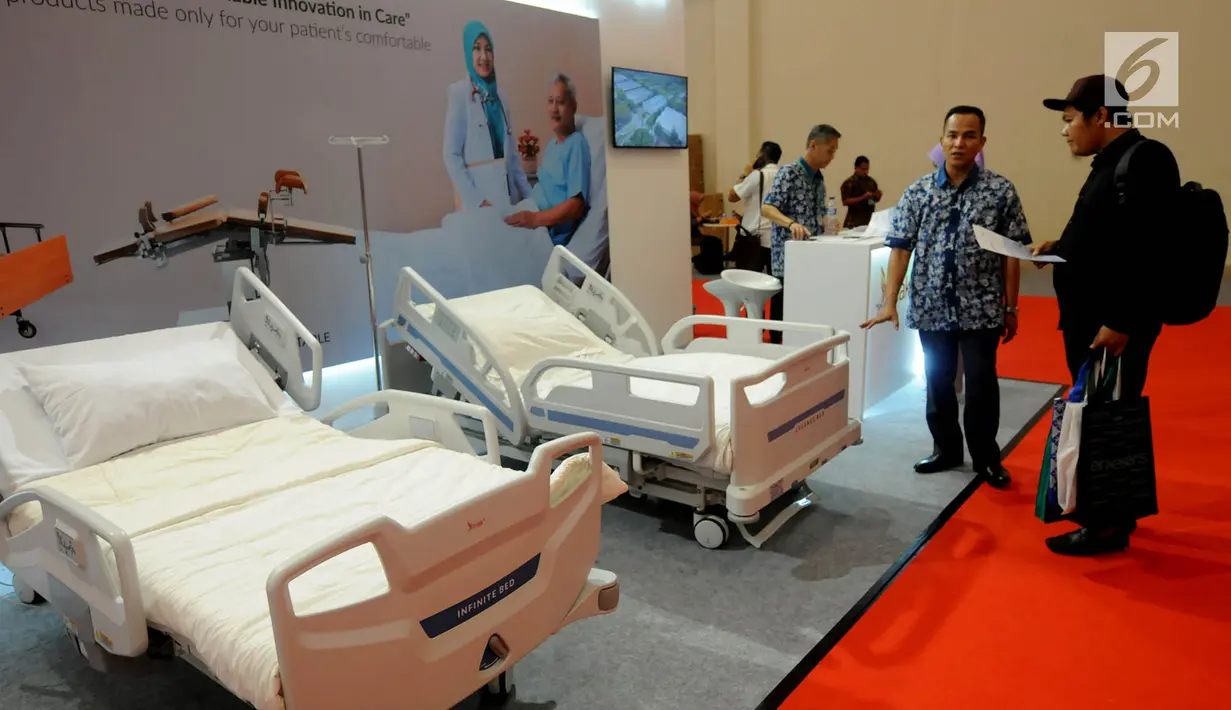 Pengunjung melihat tempat tidur pasien selama pameran Pembangunan Kesehatan dan Produksi Alat Kesehatan Dalam Negeri di ICE BSD, Tangerang, Selasa (12/2). Pameran alat kesehatan merupakan produksi dalam negeri. (Merdeka.com/Arie Basuki)