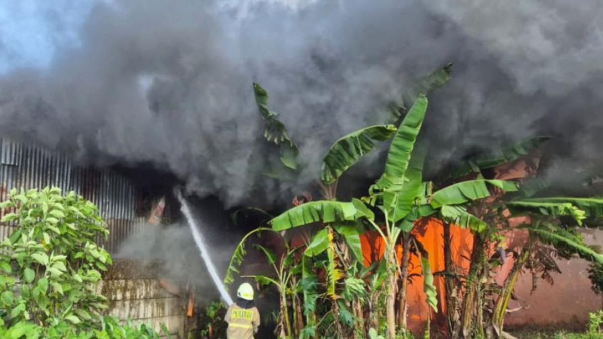 Kebakaran Hanguskan Lapak dan Tiga Rumah di Cakung Jakarta Timur, 20 Jiwa Selamat