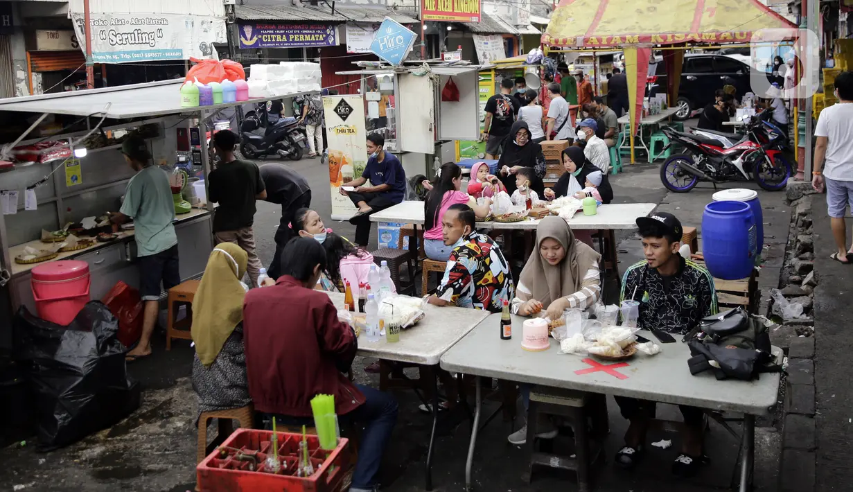 <p>Sejumlah pedagang kaki lima (PKL) berjualan di kawasan Pasar Lama Tangerang, Banten, Sabtu (18/9/2021). Pemerintah akan meluncurkan program Bantuan Langsung Tunai (BLT) untuk 1,2 juta PKL dan pemilik warteg dengan total Rp 1,2 triliun pada pekan depan. (Liputan6.com/Angga Yuniar)</p>