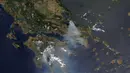 Gambar satelit yang dirilis oleh Maxar Technologies ini menunjukkan kebakaran hutan yang membakar utara Athena, Yunani di pulau Evia (8/8/2021).Kebakaran tersebut memicu lebih banyak peringatan evakuasi. (Satellite image ©2021 Maxar Technologies via AP)