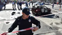 Petugas memasang garis polisi di dekat lokasi tewasnya jurnalis investigasi ternama, Pavel Sheremet di Kiev, Rabu (20/7). Jurnalis Ukrayina Pravda itu sedang mengendarai mobil ke tempat kerja ketika mobil tersebut meledak (Sergei SUPINSKY/AFP)