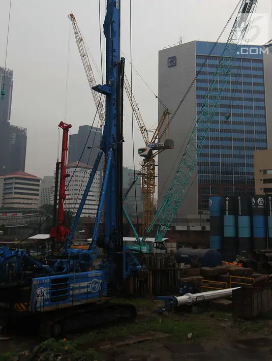 Suasana proyek pembangunan Pasar Benhil di Jakarta, Kamis (29/11). Sejak dilakukan groundbreaking pada tahun 2016 hingga kini pembangunan pasar itu belum menunjukan perkembangan yang signifikan. (Merdeka.com/Imam Buhori)