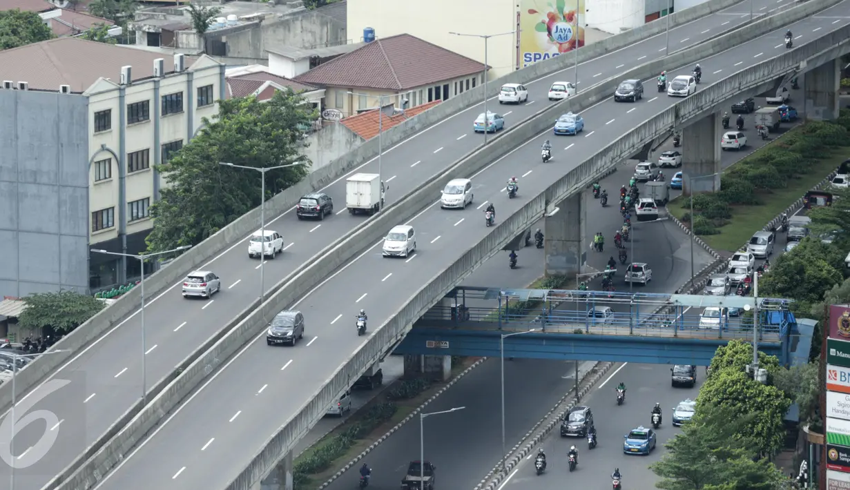 Pengendara sepeda motor nekat melintasi JLNT Casablanca, Jakarta, Jumat (7/4). Karena memang JLNT ini tidak didesain untuk pengendara sepeda motor dan mengancam keselamatan karena terpaan angin yang kencang. (Liputan6.com/Faizal Fanani)
