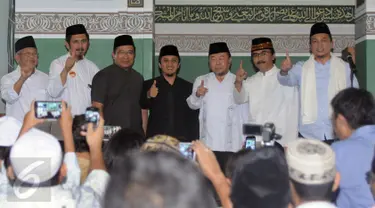 Sejumlah balon pemimpin Jakarta hasil rekomendasi Majelis Pelayan Jakarta berfoto usai memberi pengantar di Masjid Al Azhar Jakarta, Jumat (10/6). MPJ merekomendasikan tujuh nama balon Gubernur Jakarta 2017-2022. (Liputan6.com/Helmi Fithriansyah)