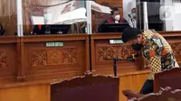 Tersangka kasus pembunuhan berencana Ferdy Sambo bersiap untuk jalani sidang di Pengadilan Negeri Jakarta Selatan, Senin (17/10/2022). Ferdy Sambo bersama tiga tersangka lainnya akan menjalani sidang perdana kasus pembunuhan berencana  terhadap Brigiadir J.(Liputan6.com/Herman Zakharia)