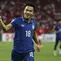 Timnas Indonesia langsung tertekan oleh Thailand di awal laga. Baru dua menit, Thailand berhasil unggul 1-0 melalui kapten tim Chanathip Songkrasin memanfaatkan umpan Phillip Roller di sektor kiri pertahanan Indonesia. (AP/Suhaimi Abdullah)
