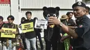Greenpeace Malaysia dan Himpunan Advocacy Rakyat Malaysia (HARAM) menggelar aksi damai di depan Kedutaan Besar Indonesia di Kuala Lumpur, Jumat, 4 September 2026. (AFP/ Arif Kartono)