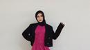 Perpaduan warna black dan pink bisa bikin look lebih stunning. Lihat saja penampilan Fira Assagaf ini. Padukan dress pink dengan cropped blazer warna hitam. (Instagram/sashfir).