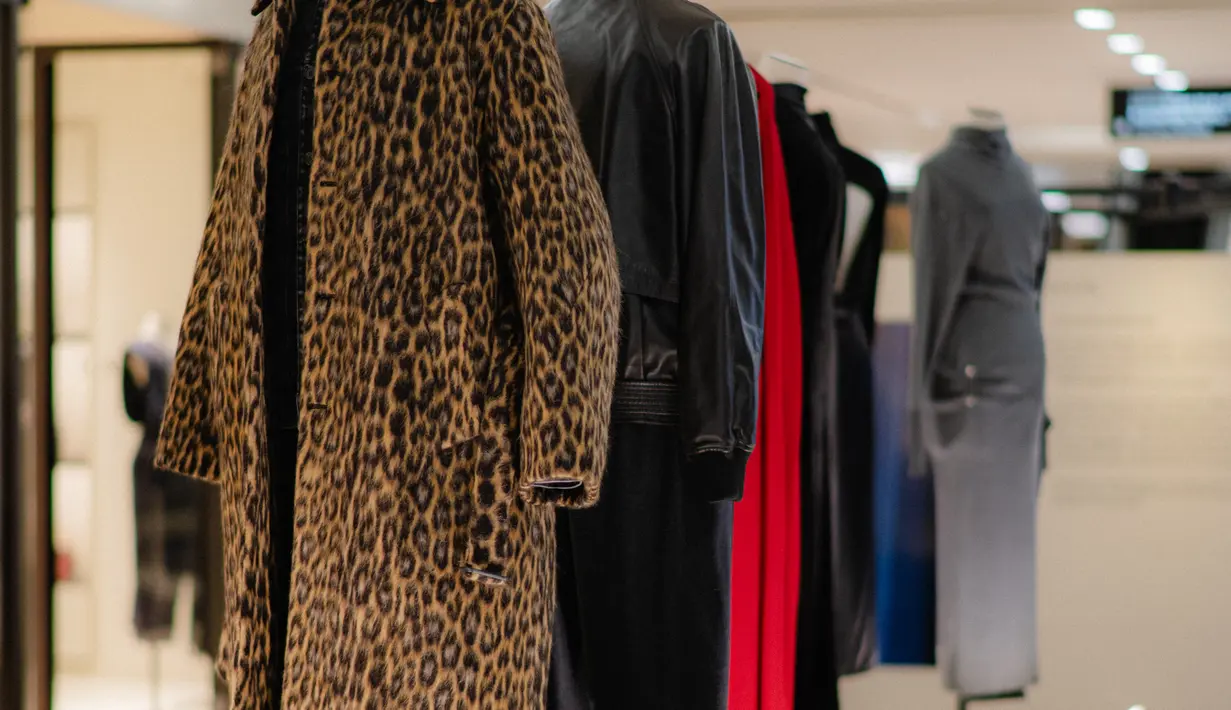 Dipamerkan mulai 10–23 November 2025 di Plaza Indonesia, Pop-Up "Inside the Atelier" mengajak
para tamu untuk merasakan perjalanan imersif di balik proses kreatif Peter Copping untuk koleksi Lanvin Autumn/Winter 2025. Diciptakan sebagai pembuka visual, instalasi ini merayakan dedikasi Lanvin terhadap keanggunan, seni, dan keunggulan. Dalam À la Maison, Peter Copping menghormati warisan Jeanne Lanvin sekaligus mendefinisikannya kembali untuk era kontemporer, sebuah visi ke depan dengan tujuan baru. / Foto dok Lanvin.