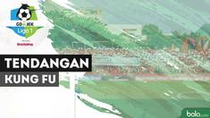 Bek PSM Makassar, Reva Adi Utama lolos dari hukuman kartu setelah melakukan tendangan kung fu terhadap Abu Rizal.