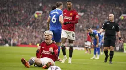 Selebrasi gelandang Manchester United, Alejandro Garnacho setelah timnya dihadiahi tendangan penalti usai dirinya dilanggar pemain Everton pada laga pekan ke-28 Premier League 2023/2024 di Old Trafford Stadium, Manchester, Sabtu (9/3/2024). (AP Photo/Dave Thompson)