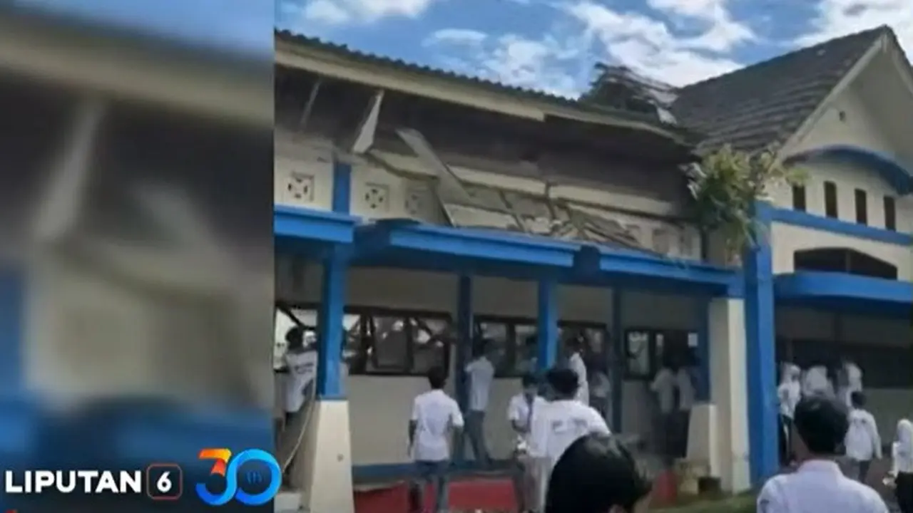 Atap SMAN 7 Mataram ambruk