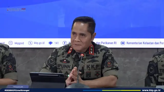 Direktur Jenderal Pengawasan Sumber Daya Kelautan dan Perikanan (PSDKP) KKP, Pung Nugroho Saksono dalam konferensi pers di Kantor KKP, Jakarta, Rabu (15/4/2026).