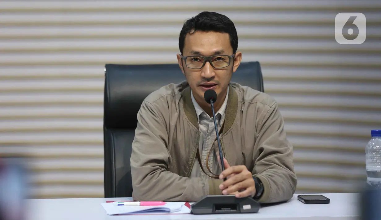Juru Bicara Komisi Pemberantasan Korupsi (KPK), Budi Prasetyo memberi keterangan terkait Operasi Tangkap Tangan (OTT) Bupati Tulungagung, Gatut Sunu Wibowo, di Gedung Merah Putih Komisi Pemberantasan Korupsi, Jakarta, Sabtu (11/4/2026). (Liputan6.com/Helmi Fithriansyah)