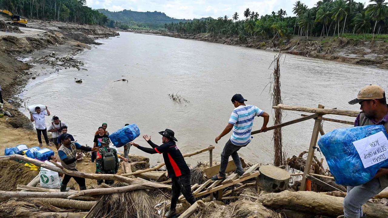 FOTO: Warga Memanjat Puing Kayu Demi Menyeberangi Sungai Peusangan