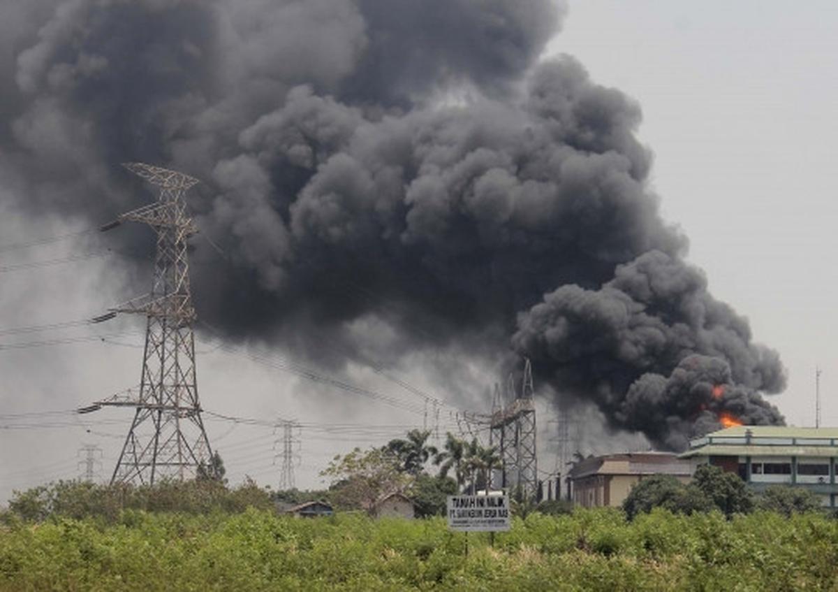 Kebakaran dahsyat lahap gardu induk PLN Kembangan
