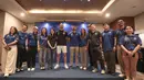 Saat itu Cahill memperkuat Chelsea dalam laga persahabatan melawan tim Indonesia All Stars. Tampak dalam foto, mantan bek tim Liga Premier Inggris, Chelsea, Gary Cahill (keenam kiri) berfoto bersama usai memberi keterangan kepada pewarta di Hotel Ascott, Sudirman, Jakarta, Sabtu (29/11/2025) sore WIB. (Bola.com/Abdul Aziz)