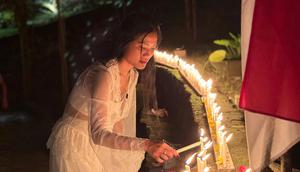 Desainer Migi Rihasalay dan suami rayakan Tahun Baru 2026 dengan nyalakan 1.000 lilin, simbol cahaya terang dan harapan menuju hidup yang lebih baik. (Foto: Dok. Koleksi Pribadi Migi Rihasalay)