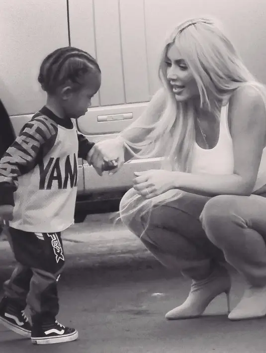 Kim Kardashian sendiri memang terkenal sangat telaten membesarkan anaknya. (instagram/kimkardashian)