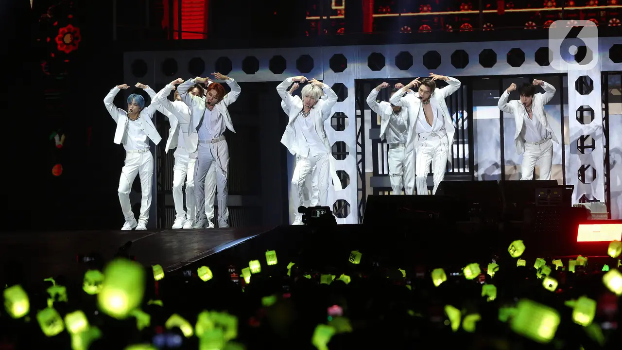 Serba Putih, NCT 127 Sapa Penggemar di Indonesia