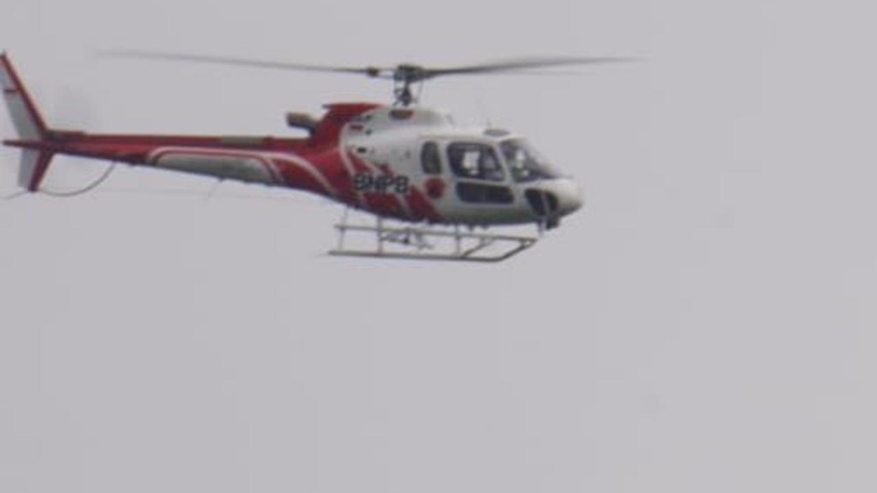 Selain upaya manual dengan metode gebyok menggunakan ranting pohon, juga dilakukan dengan bom air (water bombing) menggunakan helikopter.