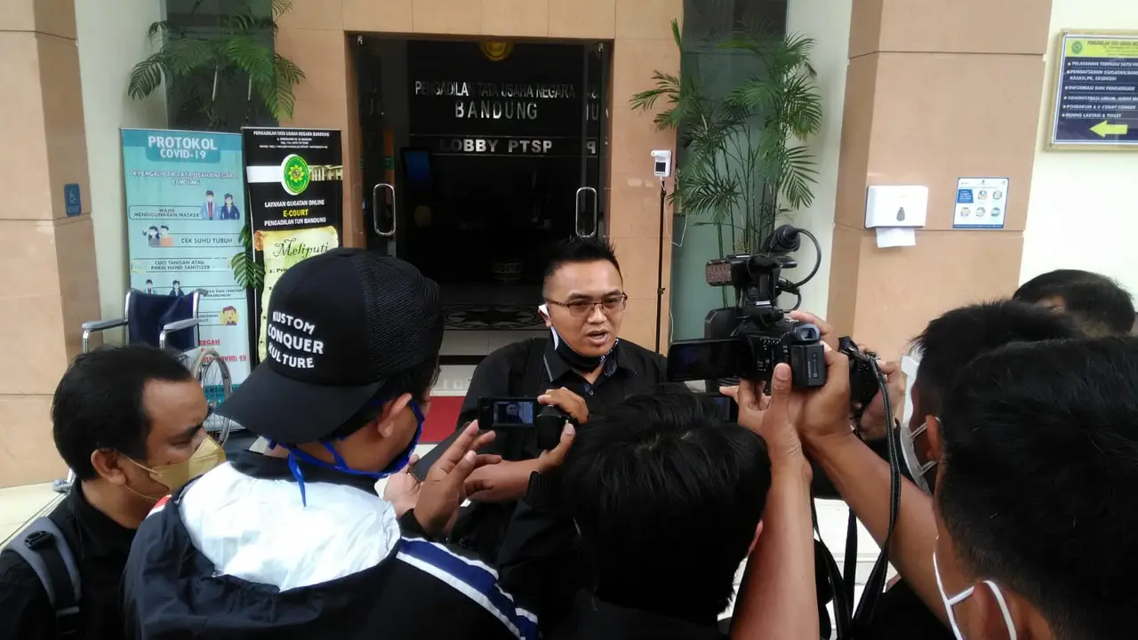 Asep Muhidin, seorang warga Garut, Jawa Barat menggugat Presiden Joko Widodo (Jokowi) serta Ketua DPRD Garut di Pengadilan Tata Usaha Negeri (PTUN) Bandung.