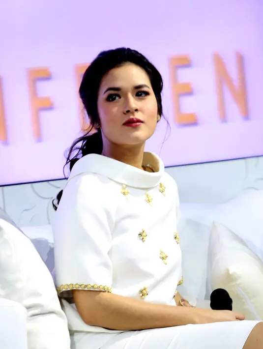 Sebastian Gunawan adalah perancang busana bagi Raisa Andriana dengan tema 'Innocence'. (Wimbarsana Kewas/Bintang.com) 