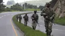 Tentara berpatroli di tengah lockdown yang diberlakukan kembali di pinggiran Bogota, Kolombia, Sabtu (10/4/2021). Kota-kota besar Kolombia memulai akhir pekan pertama lockdown ketat dalam upaya untuk mengurangi penyebaran gelombang ketiga virus corona. (AP Photo/Fernando Vergara)