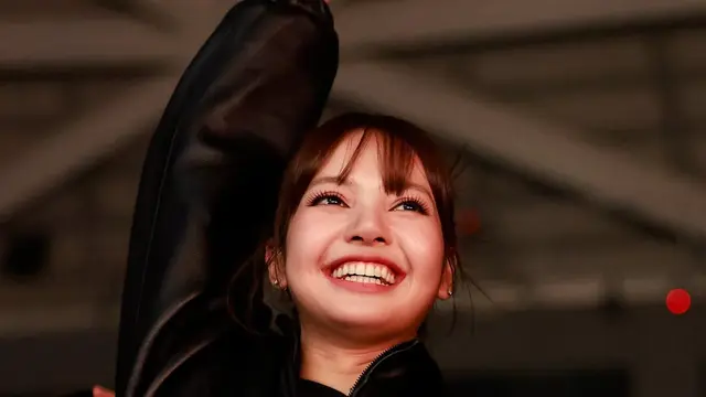 Gaya Boyish Lisa BLACKPINK Saat Hadiri Konser Spesial Bad Bunny di Tokyo