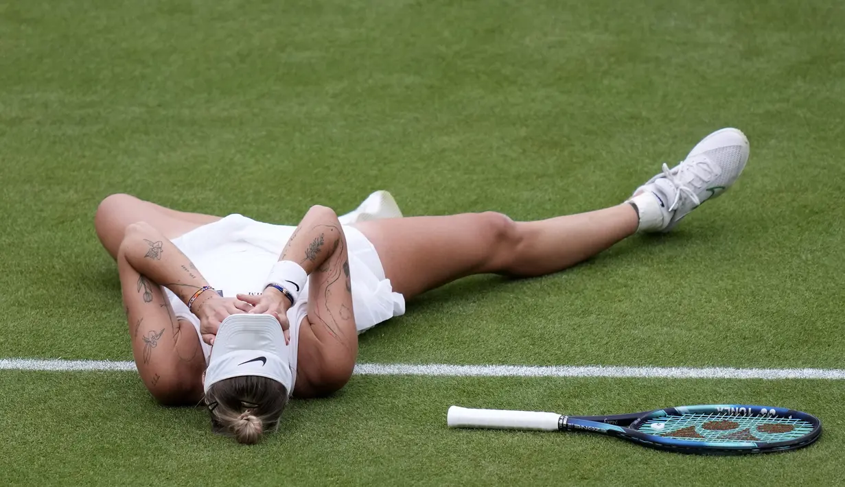 Kemenangan ini menjadikan Vondrousova sebagai petenis putri nonunggulan pertama yang berhasil membawa pulang gelar juara Wimbledon dalam 60 tahun terakhir. (AP Photo/Alberto Pezzali)