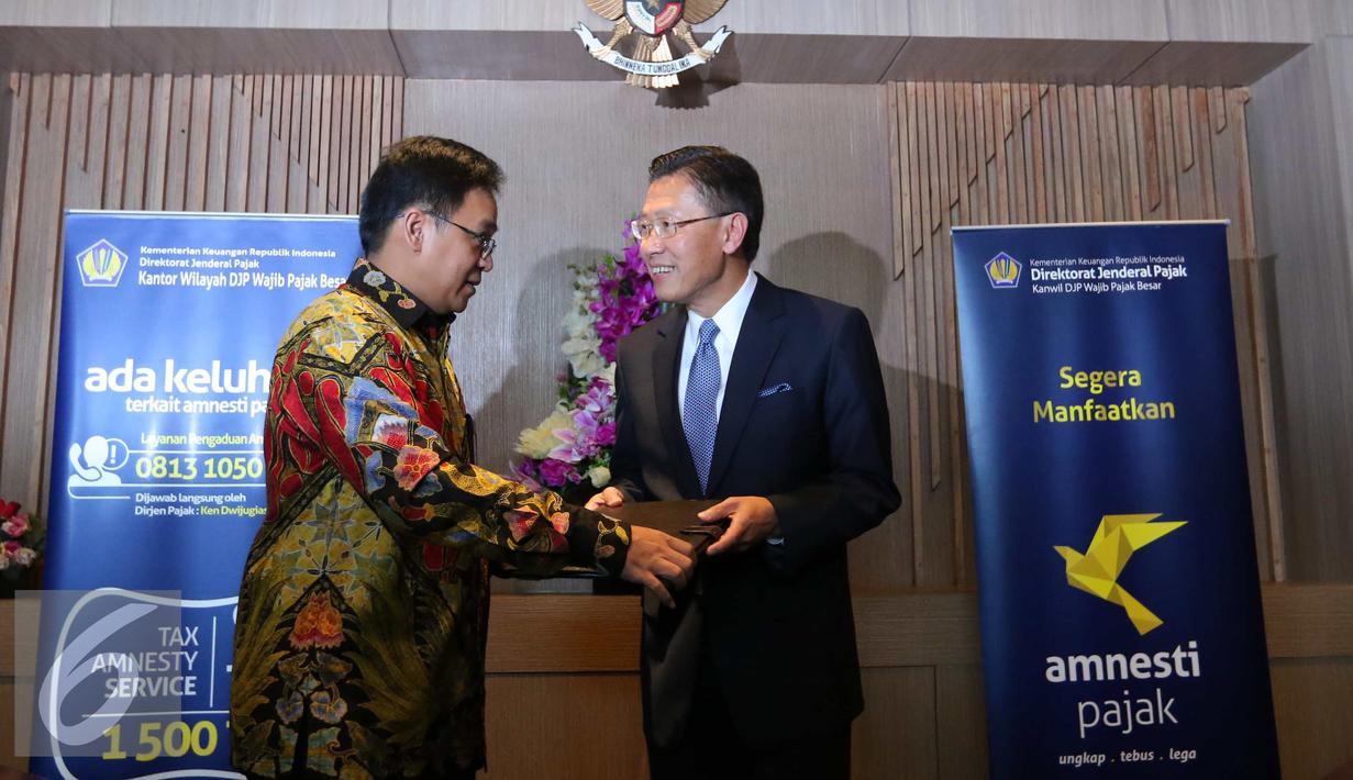 Pengusaha nasional James T Riady menjadi pengusaha besar pertama yang menyerahkan laporan perpajakan ke Direktorat Jenderal (Ditjen) Pajak di Jakarta, Jumat (2/9). (Liputan6.com/Angga Yuniar)