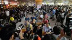 Orang-orang melihat layar TV yang menampilkan berita pertemuan Presiden AS Donald Trump dan pemimpin Korea Utara Kim Jong-un di Seoul Railway Station, Korsel, Selasa (12/6). Untuk pertama kalinya dalam sejarah, Trump dan Kim bertemu. (AP/Ahn Young-joon)