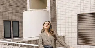 Kamu bisa mengenakan blazer bermotif dan short skirt dengan warna senada untuk pergi ke kantor. Bagian rambut, sebaiknya kamu biarkan tergerai agar terkesan feminim. [instagram/raisa6690]