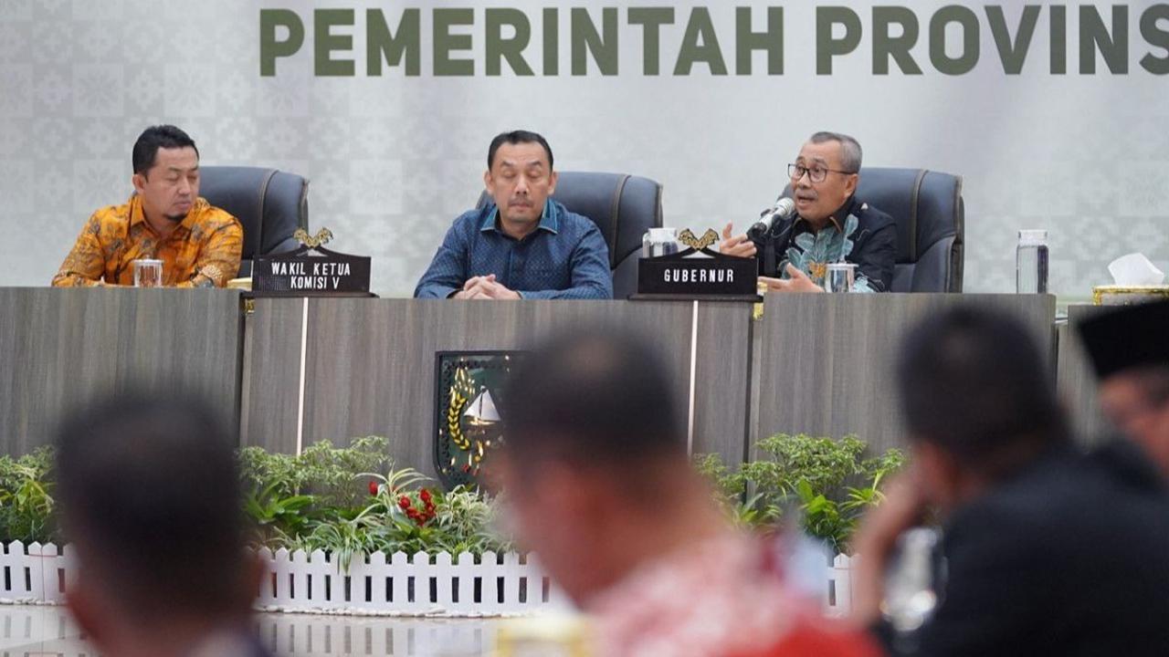 Mulai dari jalan rusak baik tanggung jawab Pemprov Riau yang terbanyak maupun jalan kabupaten lainnya, truk over kapasitas hingga abrasi menjadi ancaman daerah Riau.